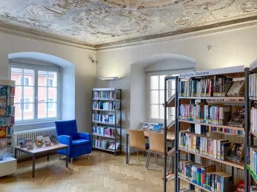 Regale mit Büchern in der Stadtbücherei