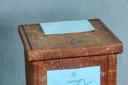 Wahlurne Braune Wahlurne.