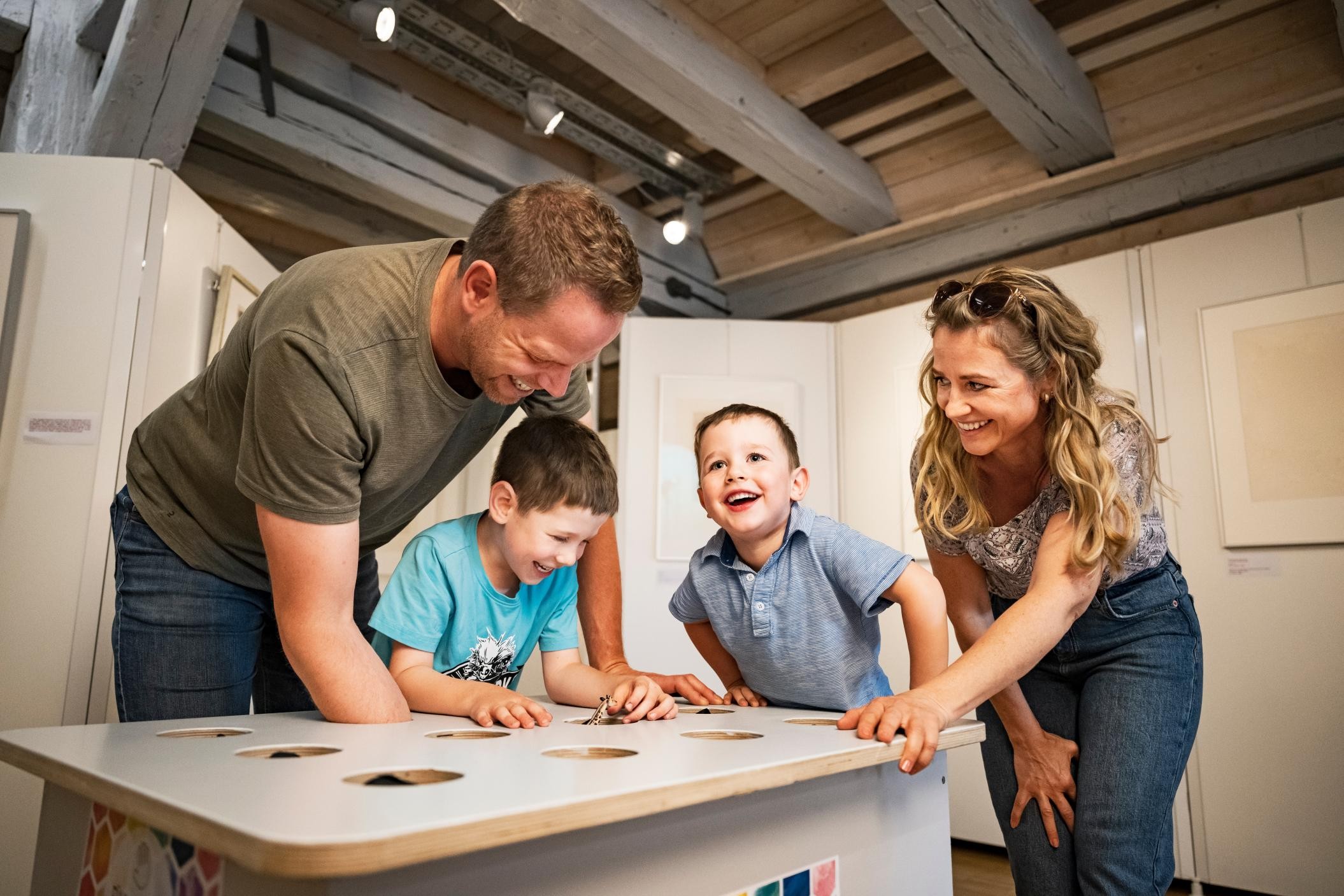Familie am Fühltisch im Stadtmuseum