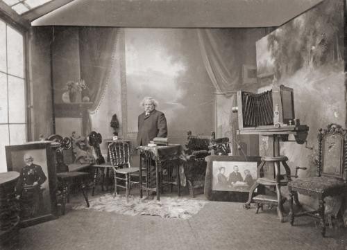 Der Fotograf Raimund Hotz in seinem Atelier.