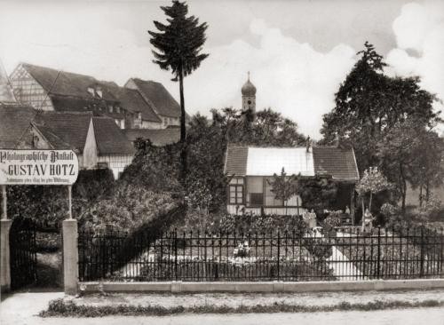 Dieses Bild des Gartenateliers von Gustav Hotz wurde ca. 1883 aufgenommen.