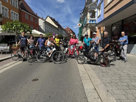 Die Ausgezeichneten Radler treffen sich in der Stockacher Oberstadt