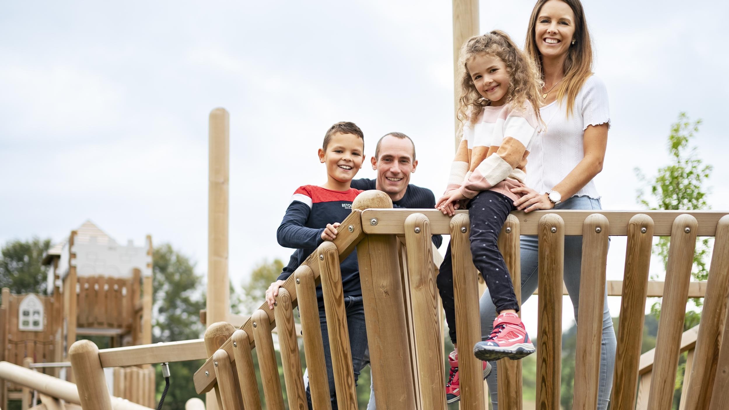 Foto: Ilja Mess Familie auf dem Spielplatz