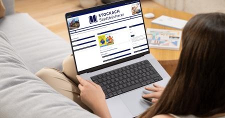 Eine Frau hat den Online-Katalog auf ihrem Laptop geöffnet
