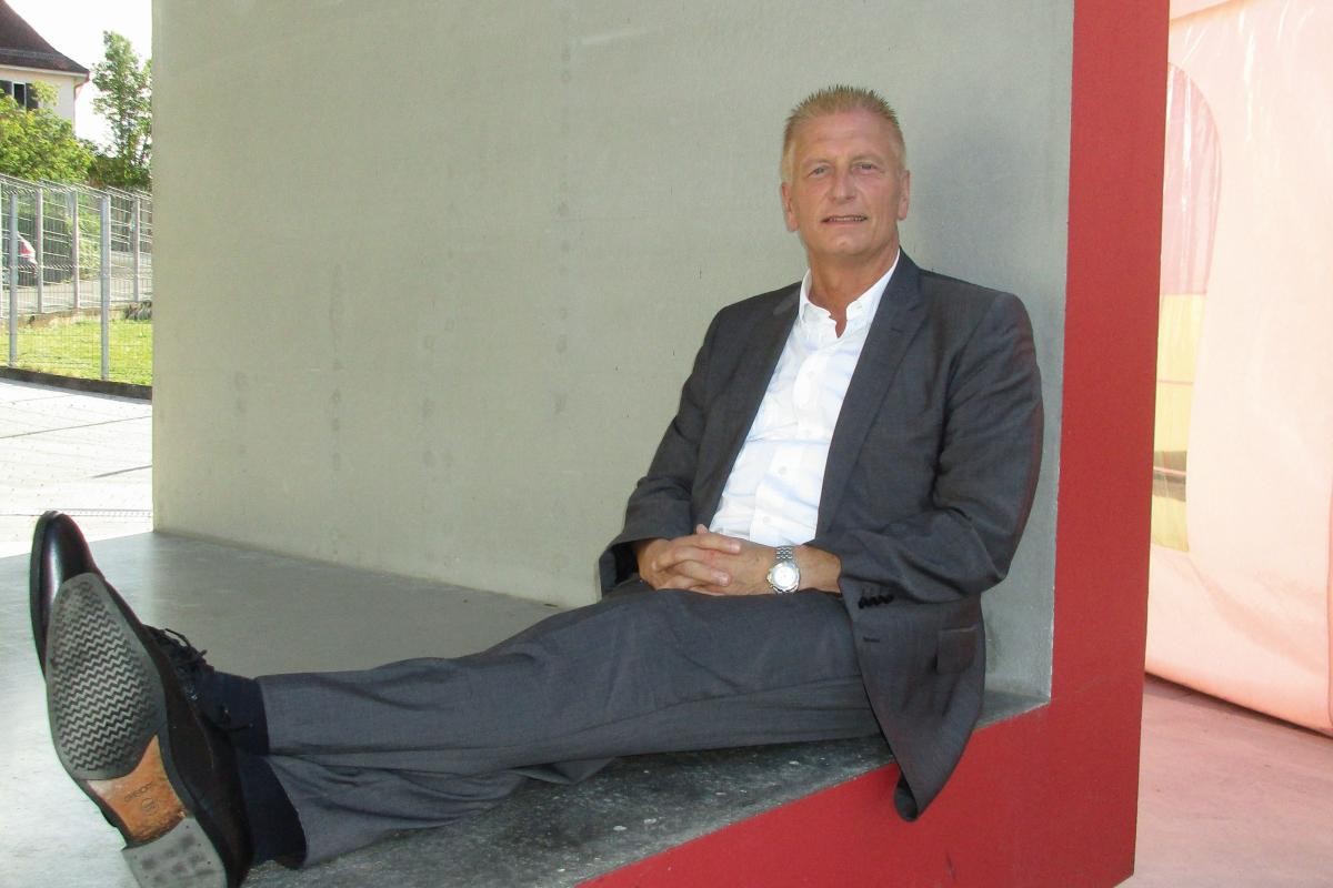 Autor Gerd Stiefel sitzt auf Mauer