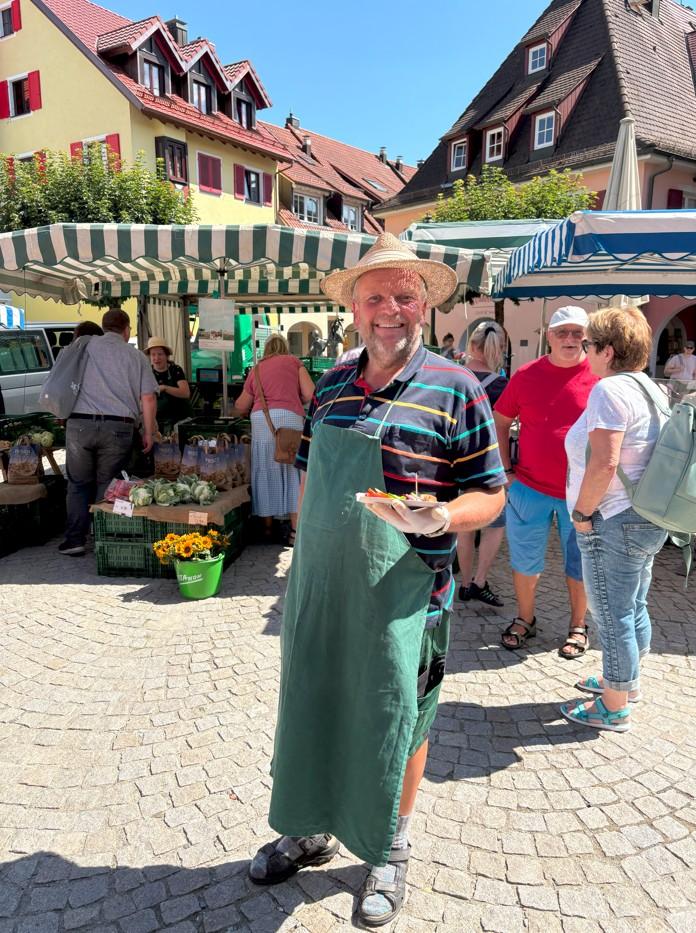 Frau mit ihren Wochenmarkt stand