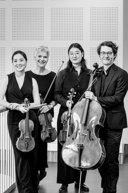 Die vier Künstler/innen mit ihren Instrumenten