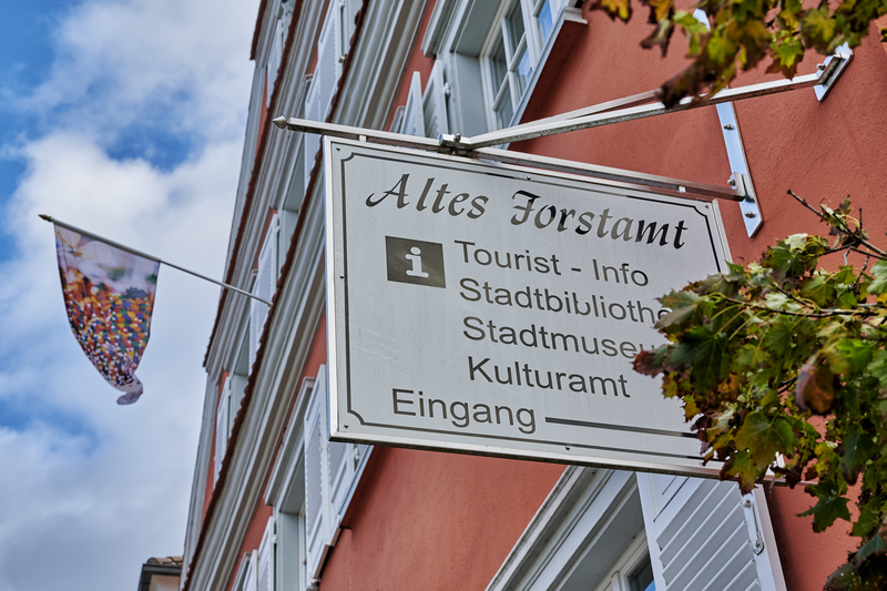 Schild "Altes Forstamt" an der Außenfasade