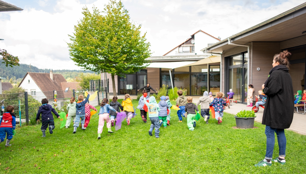 Kinder spielen im Garten des Kindergartens 