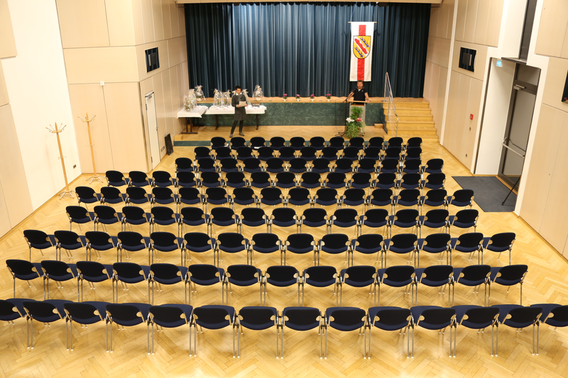 Saal bestuhlt