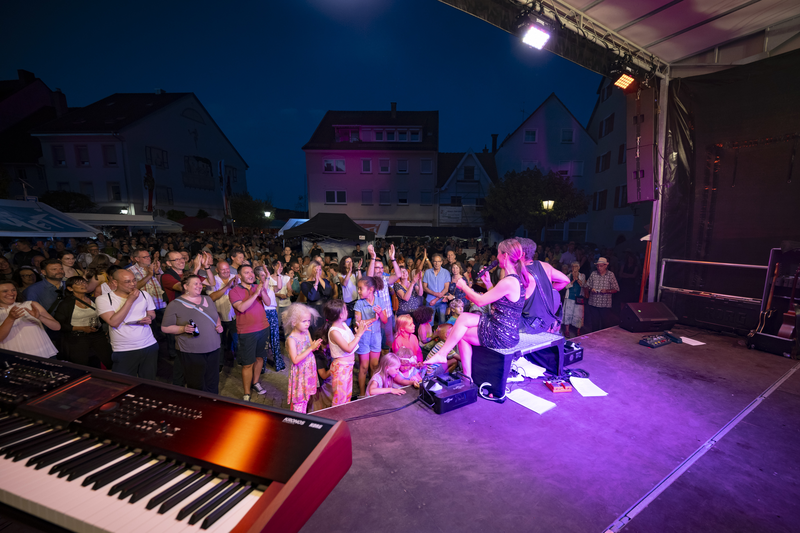 Band spielt abends auf der Bühne