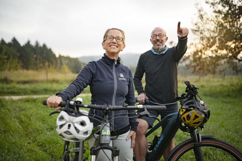zwei Radfahrer schauen in die Ferne