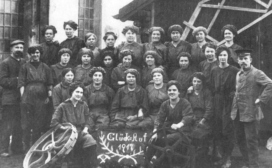 Frauen als Arbeiterinnen bei der Firma Fahr