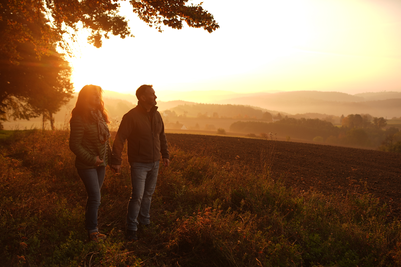 Pärchen wandert bei Sonnenaufgang