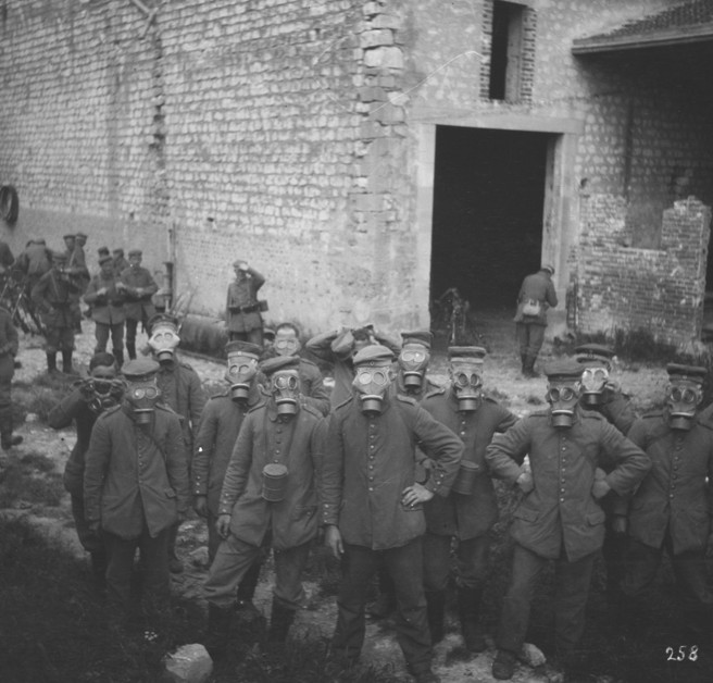 Kriegsbild Männer mit Gasmasken