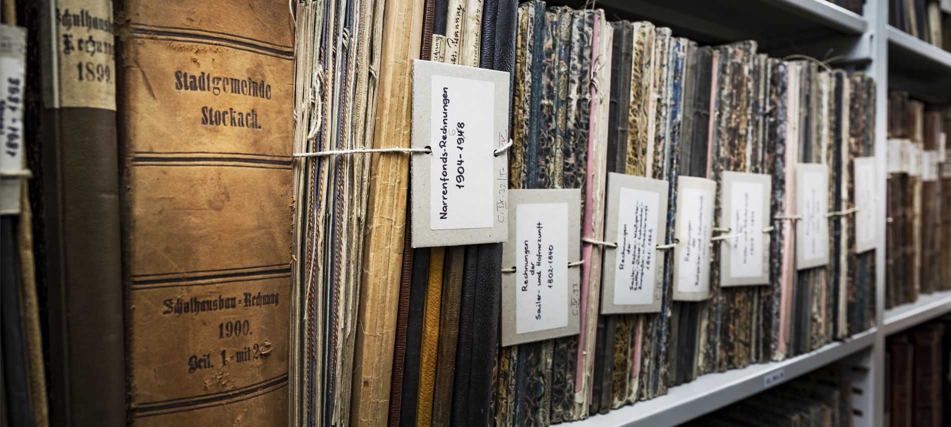 Zeigt ein Buch-Regal im Roll-Archiv