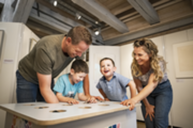 Familie spielt in Stadtmuseum Stockach an Fühlstation