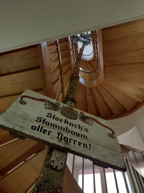 Narrenbaum im Treppenhaus