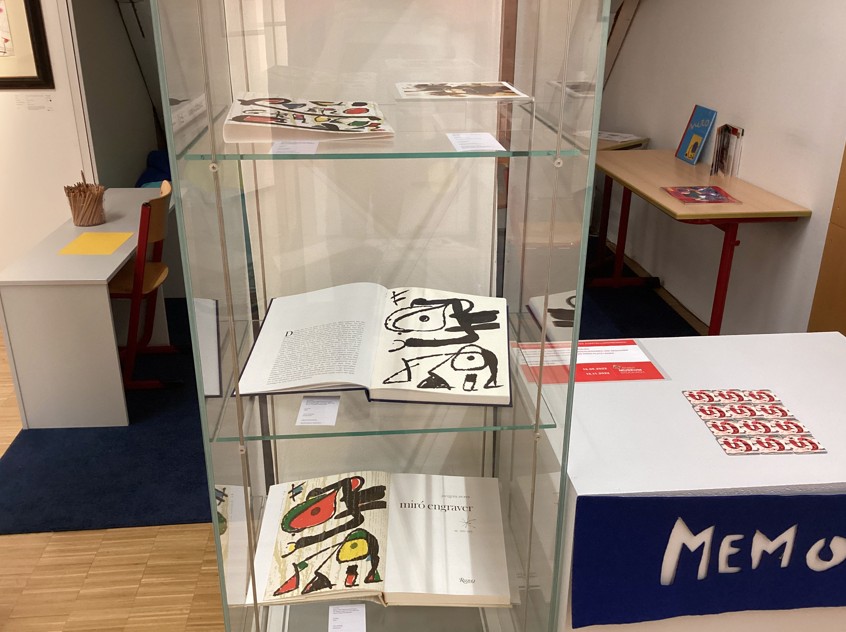 Vitrine mit Ausstellungsobjekten